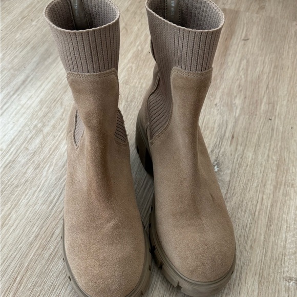 Steve Madden Tan Ankle Boots. Size 8 - Picture 3 of 3